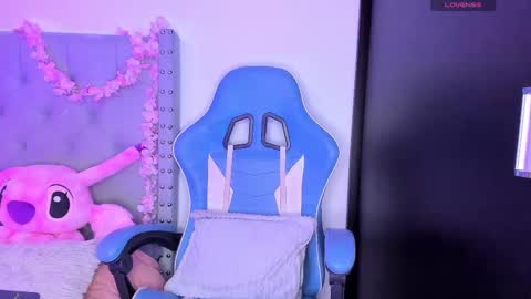 Snapshot of violet_rost chatting on 09/12/25, 01:33  Violet  online show from 09/12/25, 01:33