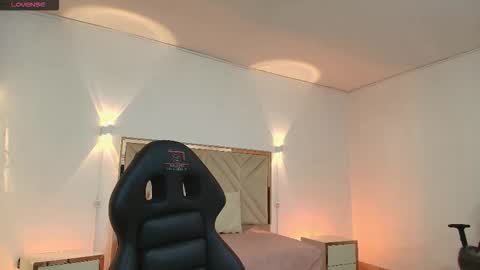 violet_tay1 online show from 10/21/25, 11:00