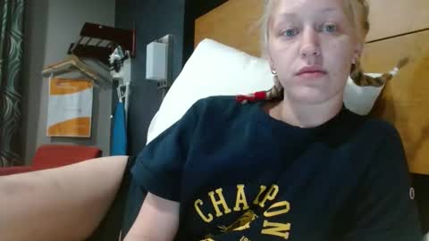 violet_winter97 online show from 11/26/25, 10:49