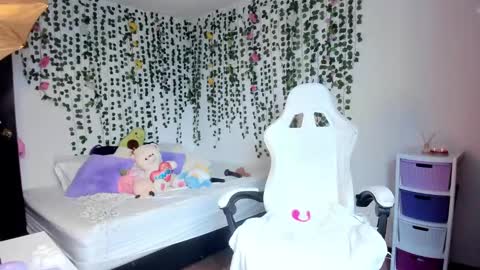 Snapshot of violeta_milleer chatting on 01/25/25, 05:19 Violeta online show from 01/25/25, 05:19