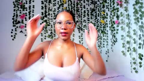 Snapshot of violeta_milleer chatting on 02/13/25, 05:44 Violeta online show from 02/13/25, 05:44