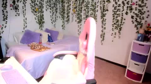 Snapshot of violeta_milleer chatting on 10/23/25, 04:17 Violeta online show from 10/23/25, 04:17