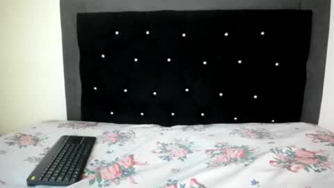 Snapshot of violetadumsper chatting on 10/19/25, 03:29 VioletaDums online show from 10/19/25, 03:29