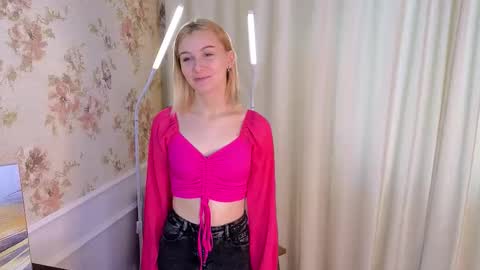 Mia online show from 10/16/25, 03:18