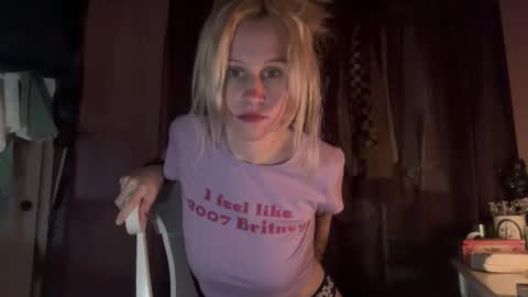 Snapshot of violetfaee chatting on 11/26/25, 08:15 violet online show from 11/26/25, 08:15