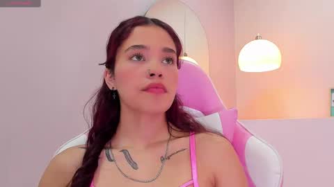 Snapshot of violeth_hill chatting on 02/18/25, 04:37 Violeth Hill online show from 02/18/25, 04:37