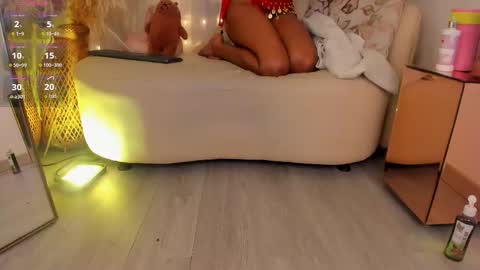 Snapshot of violett23_ chatting on 10/22/25, 04:02 violett23_ online show from 10/22/25, 04:02