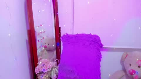 Snapshot of violette_laurent chatting on 04/21/26, 02:04 violette_laurent online show from 04/21/26, 02:04
