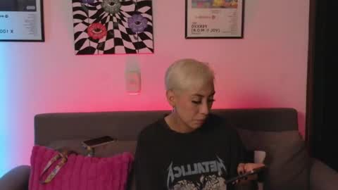 Snapshot of violettgrey_ chatting on 04/27/26, 12:52 Violet online show from 04/27/26, 12:52