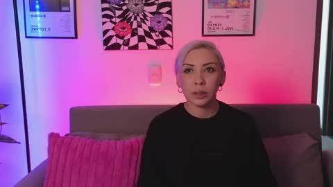 Snapshot of violettgrey_ chatting on 05/17/26, 02:31 Violet online show from 05/17/26, 02:31