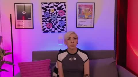 Snapshot of violettgrey_ chatting on 05/26/26, 01:23 Violet online show from 05/26/26, 01:23