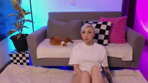 Snapshot of violettgrey_ chatting on 05/27/26, 01:57 Violet online show from 05/27/26, 01:57