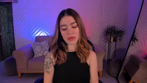 Snapshot of violetthansson chatting on 01/04/25, 10:02 Violett  online show from 01/04/25, 10:02