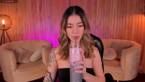 Snapshot of violetthansson chatting on 09/21/25, 05:03 Violett  online show from 09/21/25, 05:03