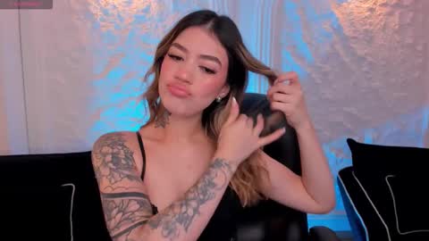 Snapshot of violetthansson chatting on 10/18/25, 11:44 Violett  online show from 10/18/25, 11:44