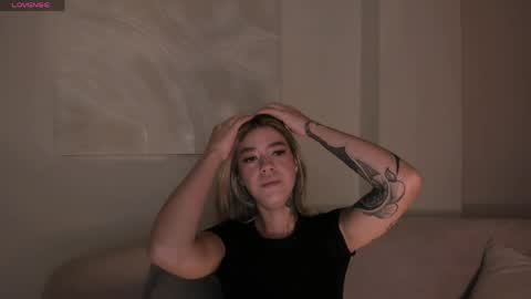 Snapshot of violetthansson chatting on 05/18/26, 11:38 Violett online show from 05/18/26, 11:38