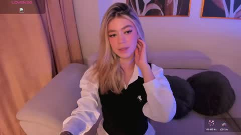 Snapshot of violetthansson chatting on 05/30/26, 10:01 Violett online show from 05/30/26, 10:01