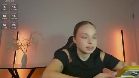 Snapshot of viollasinzz chatting on 03/16/26, 11:14 Violla online show from 03/16/26, 11:14