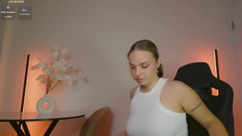 Snapshot of viollasinzz chatting on 03/24/26, 04:28 Violla online show from 03/24/26, 04:28