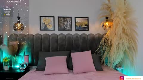 Snapshot of viollet_xoxo chatting on 10/01/25, 09:43 VIOLLET online show from 10/01/25, 09:43