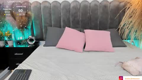 Snapshot of viollet_xoxo chatting on 10/12/25, 12:26 VIOLLET online show from 10/12/25, 12:26