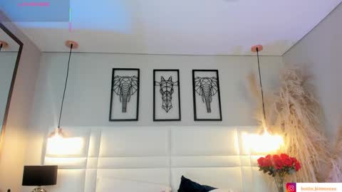 Snapshot of viollet_xoxo chatting on 10/17/25, 08:22 VIOLLET online show from 10/17/25, 08:22