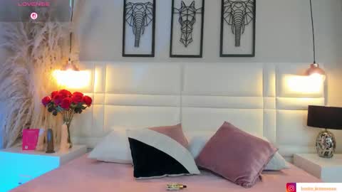 Snapshot of viollet_xoxo chatting on 10/22/25, 09:25 VIOLLET online show from 10/22/25, 09:25