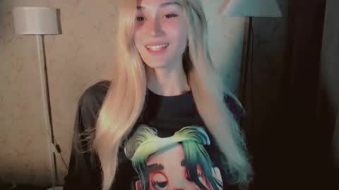 Snapshot of virgenpearl chatting on 10/28/25, 01:31 Pearl online show from 10/28/25, 01:31