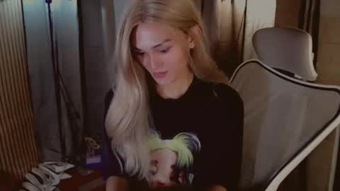 Snapshot of virgenpearl chatting on 10/28/25, 01:36 Pearl online show from 10/28/25, 01:36