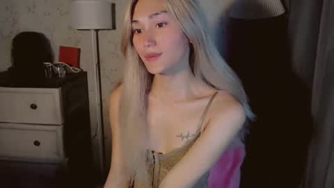 Snapshot of virgenpearl chatting on 11/12/25, 02:01 Pearl online show from 11/12/25, 02:01