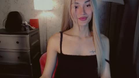 Snapshot of virgenpearl chatting on 11/14/25, 01:26 Pearl online show from 11/14/25, 01:26