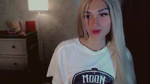 Snapshot of virgenpearl chatting on 11/19/25, 05:02 Pearl online show from 11/19/25, 05:02