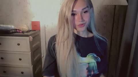 Snapshot of virgenpearl chatting on 11/21/25, 04:44 Pearl online show from 11/21/25, 04:44