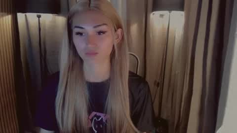 Snapshot of virgenpearl chatting on 11/25/25, 04:18 Pearl online show from 11/25/25, 04:18