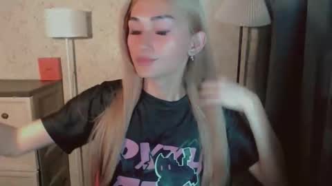 Snapshot of virgenpearl chatting on 11/26/25, 04:35 Pearl online show from 11/26/25, 04:35