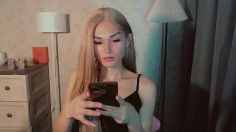 Snapshot of virgenpearl chatting on 11/28/25, 02:47 Pearl online show from 11/28/25, 02:47