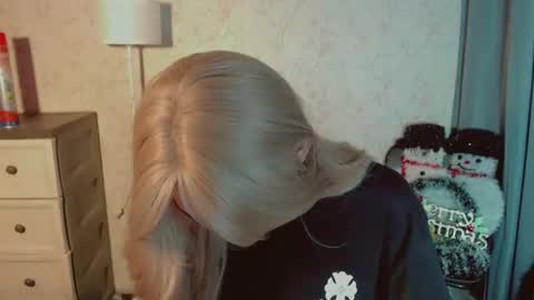 Snapshot of virgenpearl chatting on 12/18/25, 05:57 Pearl online show from 12/18/25, 05:57