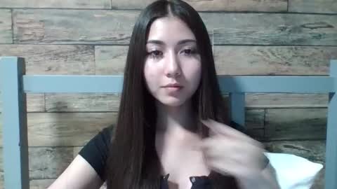 Snapshot of virgi_hicks chatting on 10/08/25, 06:16 Virginia online show from 10/08/25, 06:16