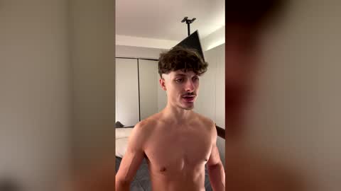 Snapshot of vitoraugustoxxx chatting on 12/19/25, 12:17 vitoraugustoxxx online show from 12/19/25, 12:17