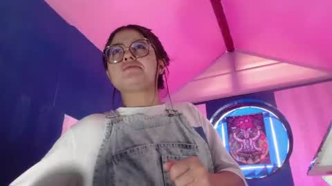 Snapshot of vitoria23_ chatting on 06/20/26, 01:47 victoria 3 online show from 06/20/26, 01:47