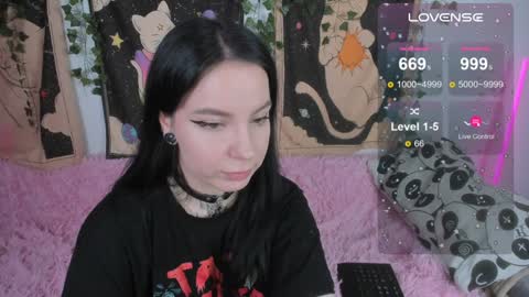 Snapshot of vivi__squirrel chatting on 12/03/24, 12:27 Vivi   online show from 12/03/24, 12:27