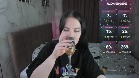 Snapshot of vivi__squirrel chatting on 01/13/25, 06:49 Vivi   online show from 01/13/25, 06:49