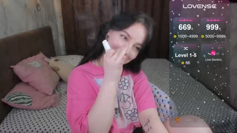 Snapshot of vivi__squirrel chatting on 01/30/25, 09:15 Vivi   online show from 01/30/25, 09:15