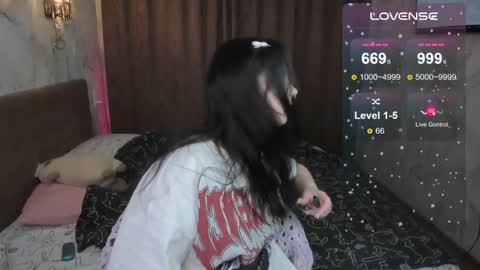 Snapshot of vivi__squirrel chatting on 02/10/25, 03:03 Vivi   online show from 02/10/25, 03:03