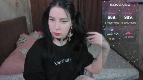 Snapshot of vivi__squirrel chatting on 02/12/25, 06:51 Vivi   online show from 02/12/25, 06:51