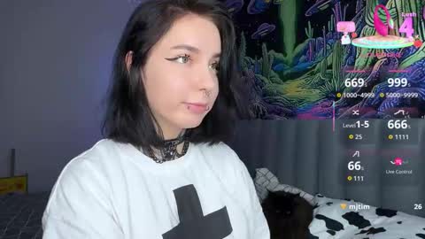 Snapshot of vivi__squirrel chatting on 10/03/25, 12:46 Vivi   online show from 10/03/25, 12:46