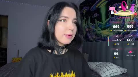 Snapshot of vivi__squirrel chatting on 10/08/25, 07:17 Vivi   online show from 10/08/25, 07:17