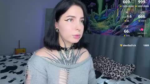 Snapshot of vivi__squirrel chatting on 10/22/25, 11:43 Vivi   online show from 10/22/25, 11:43