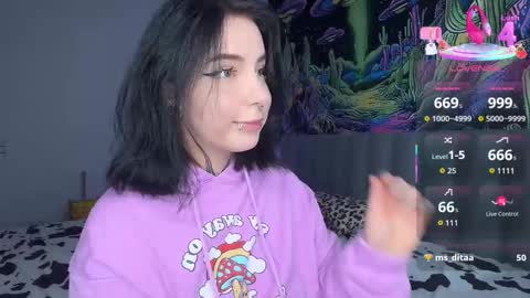 Snapshot of vivi__squirrel chatting on 10/24/25, 09:49 Vivi   online show from 10/24/25, 09:49