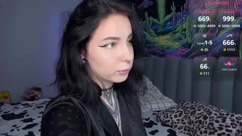 Snapshot of vivi__squirrel chatting on 11/16/25, 01:28 Vivi online show from 11/16/25, 01:28